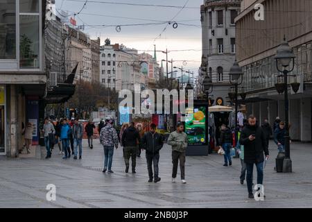 Les gens marchent dans la rue Knez Mihailova, au centre-ville de Belgrade Banque D'Images