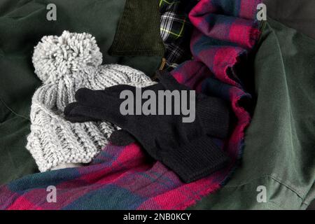 Gants bonnet et foulard pour l'extérieur sur un manteau d'hiver Banque D'Images