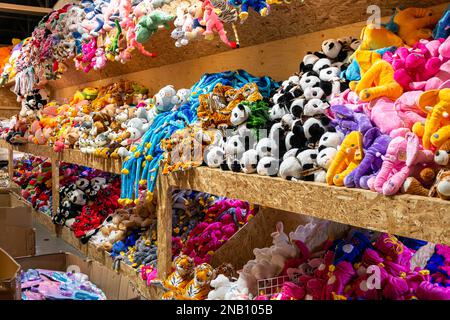 cadres en bois pleins de divers jouets en peluche Banque D'Images