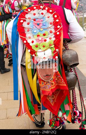 La danseuse Kukeri non masquée appelée Startsi après le spectacle au Festival international de Mascarade et de Mummers de Surva à Pernik, dans la région de Sofia, en Bulgarie, dans l'UE Banque D'Images