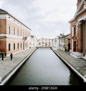 Comacchio, Émilie Romagne, Italie. Canal qui traverse la ville Banque D'Images