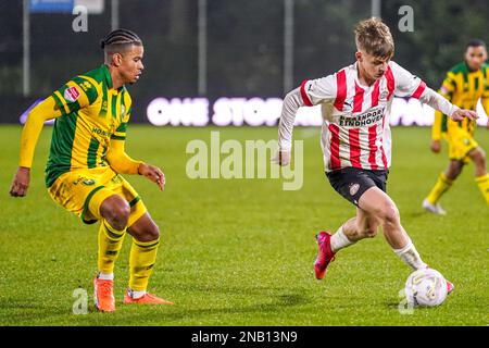 EINDHOVEN, PAYS-BAS - FÉVRIER 13 : Renzo Tytens du PSV U23, Denzel Hall de l'ADO Den Haag pendant le match néerlandais de Keukenkampiodivisiie entre Jong PSV et ADO Den Haag au campus du PSV de Herdgang on 13 février 2023 à Eindhoven, pays-Bas (photo de Joris Verwijst/Orange Pictures) Banque D'Images