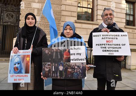 Londres, Angleterre, Royaume-Uni. 13th févr. 2023. Les manifestants brandissent des banderoles en face du Foreign Office. Des uyghurs et des militants des droits de l'homme se sont réunis devant le Bureau des affaires étrangères, du Commonwealth et du développement de Londres pour protester contre une visite présumée d'une délégation chinoise avec Erkin Tuniyaz, gouverneur de la région du Xinjiang, où il est déclaré génocide et crimes contre les droits de l'homme se produisent. (Credit image: © Thomas Krych/ZUMA Press Wire) USAGE ÉDITORIAL SEULEMENT! Non destiné À un usage commercial ! Banque D'Images