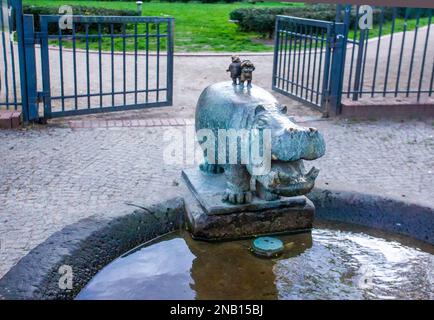 04-23-2016 Potsdam , Allemagne. Sculpture en métal hippopotame (avec un petit couple de chasseurs à l'arrière d'un hippopotame) à Potsdam. Printemps à Brandenbu Banque D'Images