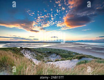 Budle Bay au coucher du soleil près de Bamburgh, Northumberland, Angleterre, Royaume-Uni Banque D'Images