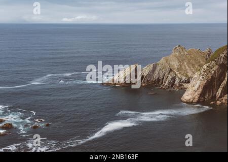 Playa del Silencio, Cudillero, Asturies, Espagne. L'une des plus belles et fascinantes plages d'Europe Banque D'Images