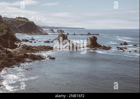 Playa del Silencio, Cudillero, Asturies, Espagne. L'une des plus belles et fascinantes plages d'Europe Banque D'Images