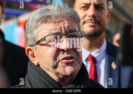 Marseille, France. 11th févr. 2023. Jean-Luc Mélenchon, dirigeant du parti LFI (la France Insoumise), s'exprime à la presse pendant les 4th jours de la manifestation contre la réforme des retraites à Marseille. Jean-Luc Mélenchon, dirigeant du parti LFI, a participé à Marseille au quatrième jour d'action contre la réforme des retraites souhaitée par le gouvernement français, qui ferait passer l'âge de la retraite de 62 à 64 ans. Crédit : SOPA Images Limited/Alamy Live News Banque D'Images