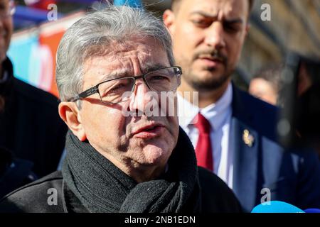 Marseille, France. 11th févr. 2023. Jean-Luc Mélenchon, dirigeant du parti LFI (la France Insoumise), s'exprime à la presse pendant les 4th jours de la manifestation contre la réforme des retraites à Marseille. Jean-Luc Mélenchon, dirigeant du parti LFI, a participé à Marseille au quatrième jour d'action contre la réforme des retraites souhaitée par le gouvernement français, qui ferait passer l'âge de la retraite de 62 à 64 ans. (Photo de Denis Taust/SOPA Images/Sipa USA) crédit: SIPA USA/Alay Live News Banque D'Images