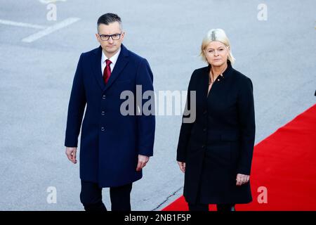 Ljubljana, Slovénie. 13th févr. 2023. Le ministre autrichien de la défense, Klaudia Tanner, et le ministre slovène de la défense, Marjan SREC, marchent devant la garde d'honneur à Ljubljana. Le ministre autrichien de la défense, Klaudia Tanner, et le ministre slovène de la défense, Marjan SREC, se sont réunis à Ljubljana pour discuter de la défense bilatérale et des relations militaires, de la guerre en Ukraine et des questions de sécurité. Crédit : SOPA Images Limited/Alamy Live News Banque D'Images