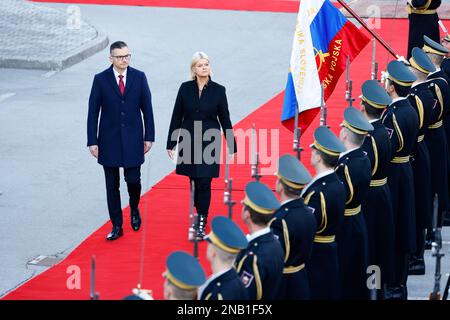 Ljubljana, Slovénie. 13th févr. 2023. Le ministre autrichien de la défense, Klaudia Tanner, et le ministre slovène de la défense, Marjan SAREC, inspectent la garde d'honneur à Ljubljana. Le ministre autrichien de la défense, Klaudia Tanner, et le ministre slovène de la défense, Marjan SREC, se sont réunis à Ljubljana pour discuter de la défense bilatérale et des relations militaires, de la guerre en Ukraine et des questions de sécurité. Crédit : SOPA Images Limited/Alamy Live News Banque D'Images