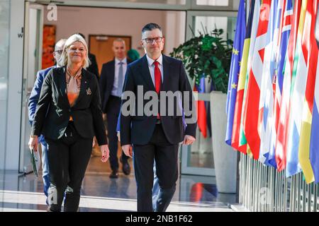 Ljubljana, Slovénie. 13th févr. 2023. Le ministre autrichien de la défense, Klaudia Tanner, et le ministre slovène de la défense, Marjan SAREC, arrivent à Ljubljana pour des pourparlers bilatéraux. Le ministre autrichien de la défense, Klaudia Tanner, et le ministre slovène de la défense, Marjan SREC, se sont réunis à Ljubljana pour discuter de la défense bilatérale et des relations militaires, de la guerre en Ukraine et des questions de sécurité. Crédit : SOPA Images Limited/Alamy Live News Banque D'Images