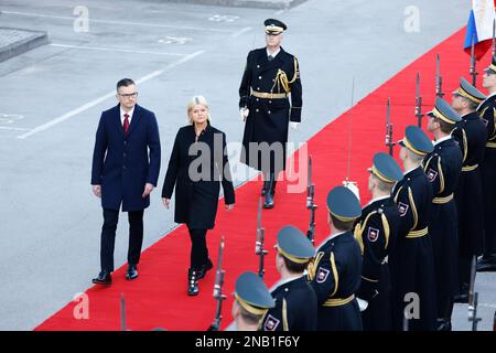 Ljubljana, Slovénie. 13th févr. 2023. Le ministre autrichien de la défense, Klaudia Tanner, et le ministre slovène de la défense, Marjan SAREC, inspectent la garde d'honneur à Ljubljana. Le ministre autrichien de la défense, Klaudia Tanner, et le ministre slovène de la défense, Marjan SREC, se sont réunis à Ljubljana pour discuter de la défense bilatérale et des relations militaires, de la guerre en Ukraine et des questions de sécurité. Crédit : SOPA Images Limited/Alamy Live News Banque D'Images