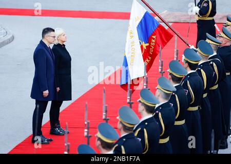 Ljubljana, Slovénie. 13th févr. 2023. Le ministre autrichien de la défense, Klaudia Tanner, et le ministre slovène de la défense, Marjan SAREC, inspectent la garde d'honneur à Ljubljana. Le ministre autrichien de la défense, Klaudia Tanner, et le ministre slovène de la défense, Marjan SREC, se sont réunis à Ljubljana pour discuter de la défense bilatérale et des relations militaires, de la guerre en Ukraine et des questions de sécurité. Crédit : SOPA Images Limited/Alamy Live News Banque D'Images