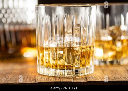 Gros plan de verres de whisky sur une table en bois Banque D'Images