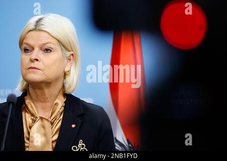 Ljubljana, Slovénie. 13th févr. 2023. Le ministre autrichien de la défense, Klaudia Tanner, assiste à une conférence de presse après des entretiens bilatéraux avec le ministre slovène de la défense, Marjan SAREC, à Ljubljana. Le ministre autrichien de la défense, Klaudia Tanner, et le ministre slovène de la défense, Marjan SREC, se sont réunis à Ljubljana pour discuter de la défense bilatérale et des relations militaires, de la guerre en Ukraine et des questions de sécurité. Crédit : SOPA Images Limited/Alamy Live News Banque D'Images