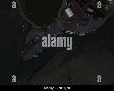 La jetée de Bosham's directement au-dessus, avec des bateaux amarrés près de la Boathouse et du port environnant. Banque D'Images