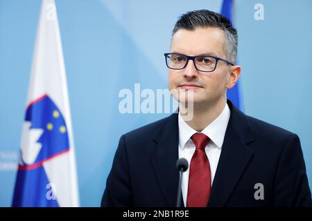 Ljubljana, Slovénie. 13th févr. 2023. Le ministre slovène de la défense Marjan SAREC assiste à une conférence de presse après des entretiens bilatéraux avec le ministre autrichien de la défense, Klaudia Tanner, à Ljubljana. Le ministre autrichien de la défense, Klaudia Tanner, et le ministre slovène de la défense, Marjan SREC, se sont réunis à Ljubljana pour discuter de la défense bilatérale et des relations militaires, de la guerre en Ukraine et des questions de sécurité. (Photo de Luka Dakskobler/SOPA Images/Sipa USA) crédit: SIPA USA/Alay Live News Banque D'Images