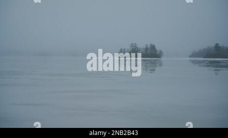 Brouillard et glace sur le lac Cobbosseecontee, Maine Banque D'Images