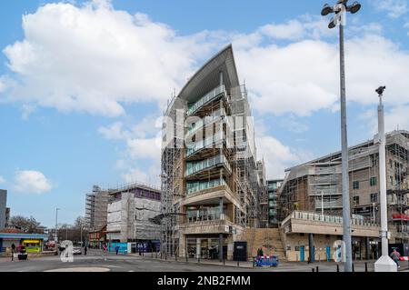 Blocs d'appartements dans le port de Poole ayant leur revêtement remplacé suite à la catastrophe de la tour Grenfell à Poole, Dorset, Royaume-Uni, le 13 février 2023 Banque D'Images