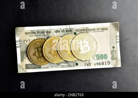 Vue de dessus de la monnaie indienne avec bitcoin, crypto-monnaie inde concept Banque D'Images