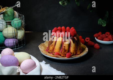 gâteau en marbre fait maison avec framboises sur le dessus et œufs de pâques Banque D'Images