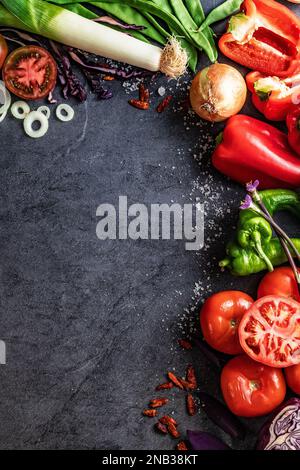 Des aliments sains. Collecte de légumes et de fruits sur fond de ciment noir ou de pierre. Vue de dessus et espace de copie.fond de cuisine végétarienne. Banque D'Images