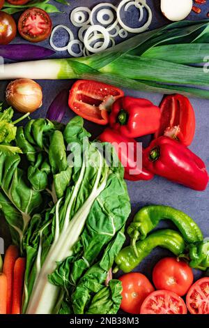 Des aliments sains. Collecte de légumes et de fruits sur fond de ciment noir ou de pierre. Vue de dessus et espace de copie.fond de cuisine végétarienne. Banque D'Images