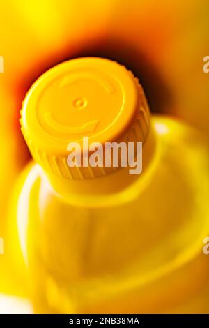 Concept de recyclage de la bouteille en plastique et de l'huile de cuisson.détail de la bouteille d'huile de tournesol. Banque D'Images