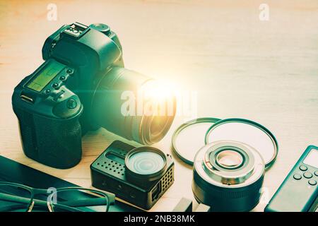 Station de travail photo numérique sur fond noir.vue du dessus de l'appareil photo numérique, du flash, de l'objectif et de l'ordinateur portable.Equipement photographique professionnel. Banque D'Images