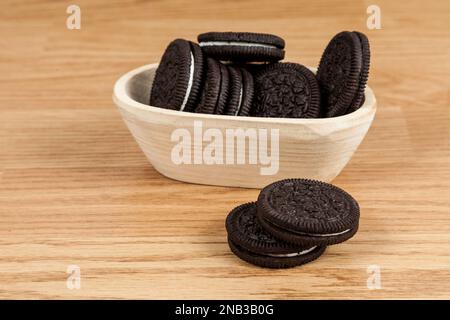 Sandwich au biscuit noir avec crème à la vanille. Banque D'Images