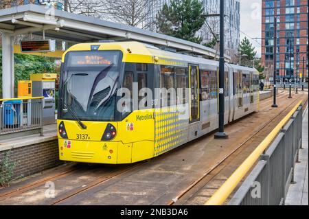 MANCHESTER, Royaume-Uni, 11th FÉVRIER 2023 : tramway Manchester Metrolink à la station Media City Banque D'Images