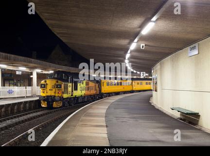 Colas Rail Freight classe 37 locomotive diesel à Carnforth avec le train de surveillance de l'infrastructure de reconnaissance de la ligne simple de réseau ferroviaire Banque D'Images