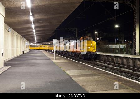 Une locomotive de classe 37 Colas Railfreight 37175 à Carnforth (Lancashire) avec le train de surveillance de la voie de reconnaissance de la ligne lisse de réseau ferroviaire Banque D'Images