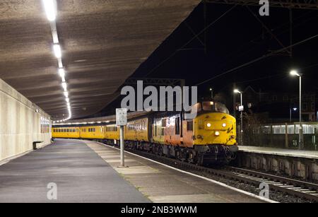 Une locomotive de classe 37 Colas Railfreight 37175 à Carnforth (Lancashire) avec le train de surveillance de la voie de reconnaissance de la ligne lisse de réseau ferroviaire Banque D'Images