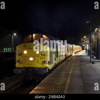 La ligne ordinaire network rail train reconnaissance à Windermere après le service voyageurs est terminé pour la journée,tiré par classe railfreight Colas 37s Banque D'Images