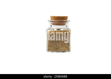 Fleurs de camomille communes séchées en latin - Matricaria camomilla dans un pot en verre isolé sur fond blanc. Herbe médicinale. Banque D'Images