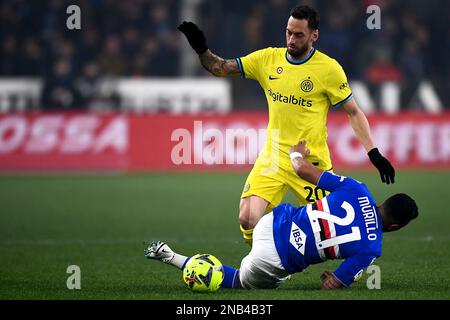 Gênes, Italie. 13 février 2023. Hakan Calhanoglu du FC Internazionale rivalise pour le ballon avec Jeison Murillo de l'UC Sampdoria lors du match de football entre l'UC Sampdoria et le FC Internazionale. Credit: Nicolò Campo/Alay Live News Banque D'Images