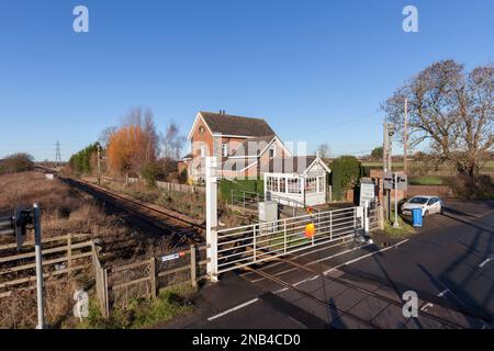 Petite boîte de signalisation mécanique du réseau ferroviaire et passage à niveau à commande manuelle à Marston Moor, Yorkshire Banque D'Images