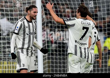 Adrien Rabiot de Juventus FC (l) fête avec Federico Chiesa et Manuel Locatelli après avoir marqué le but de 1-0 lors du match de football de Serie A. Banque D'Images