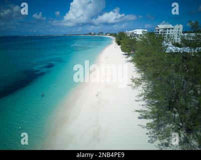 Une vue aérienne exquise de la célèbre plage Seven Mile Beach à Grand Cayman, Cayman avec ses eaux turquoise limpides de sable blanc Banque D'Images