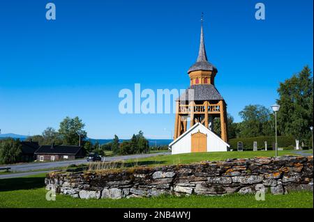 Beffroi en bois à côté de l'église médiévale de Mattmar, Jämtland, Suède Banque D'Images