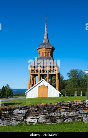 Beffroi en bois à côté de l'église médiévale de Mattmar, Jämtland, Suède Banque D'Images