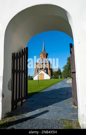 Beffroi en bois à côté de l'église médiévale de Mattmar, Jämtland, Suède Banque D'Images