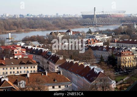 Vue de Varsovie vers la Vistule et PGE Narodowy, le stade national depuis le beffroi de l'église de Saint Annes, Varsovie Pologne Banque D'Images