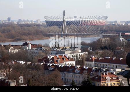 Vue de Varsovie vers la Vistule et PGE Narodowy, le stade national depuis le beffroi de l'église de Saint Annes, Varsovie Pologne Banque D'Images