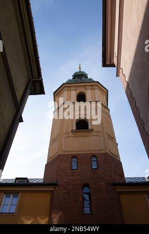 La flèche de l'église Saint-Martin et les bâtiments de Beer Street dans la vieille ville de Varsovie, Pologne Banque D'Images