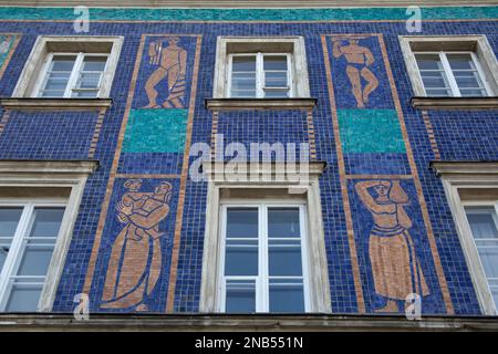 Maison en mosaïque, bâtiment en bâtiment avec mosaïque céramique par Zofia Czarnocka-Kowalska (1956) art classique grec et socialiste réaliste rue Mostowa Banque D'Images