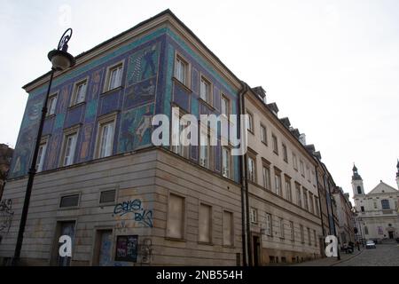 Maison en mosaïque, bâtiment en bâtiment avec mosaïque céramique par Zofia Czarnocka-Kowalska (1956) art classique grec et socialiste réaliste rue Mostowa Banque D'Images