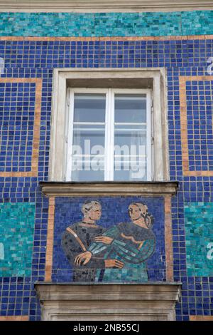 Maison en mosaïque, bâtiment en bâtiment avec mosaïque céramique par Zofia Czarnocka-Kowalska (1956) art classique grec et socialiste réaliste rue Mostowa Banque D'Images